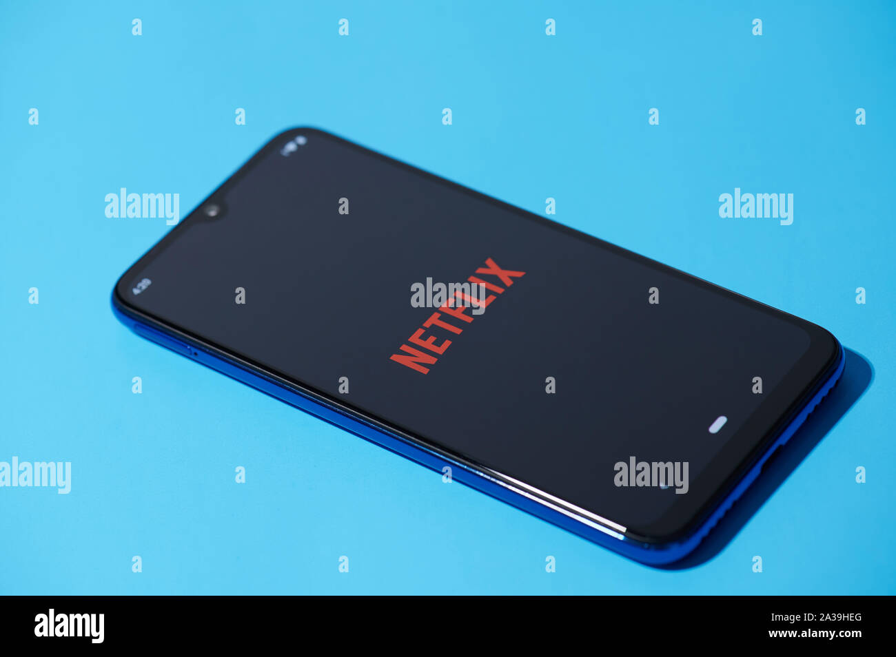 New york, Stati Uniti d'America - 28 settembre 2019:Netflix mobile menu interfaccia applicazione sullo smartphone vista laterale Foto Stock