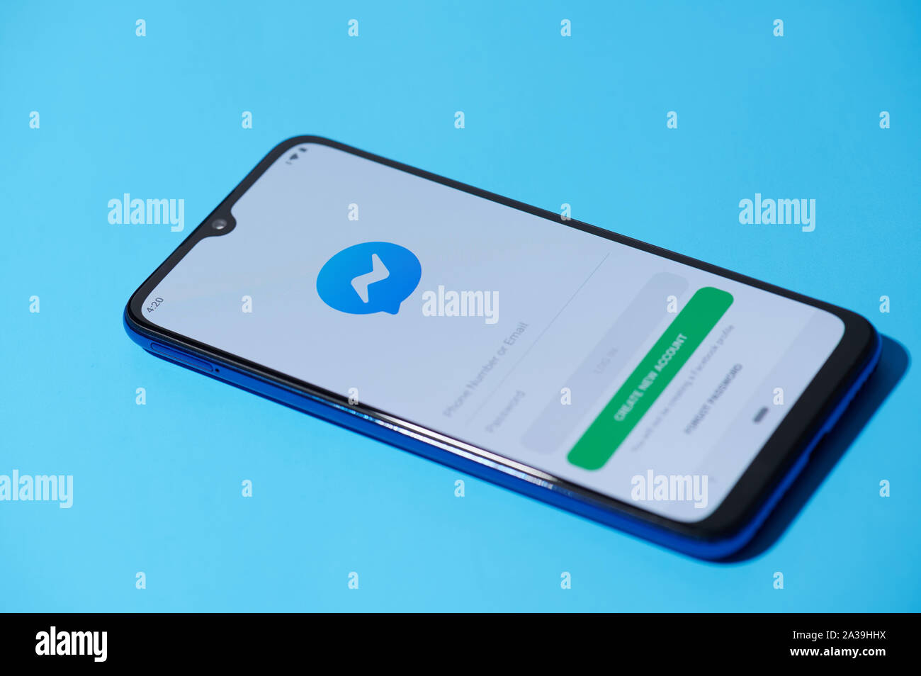 New york, Stati Uniti d'America - 28 settembre 2019:Facebook Messenger mobile menu interfaccia applicazione sullo smartphone vista laterale Foto Stock