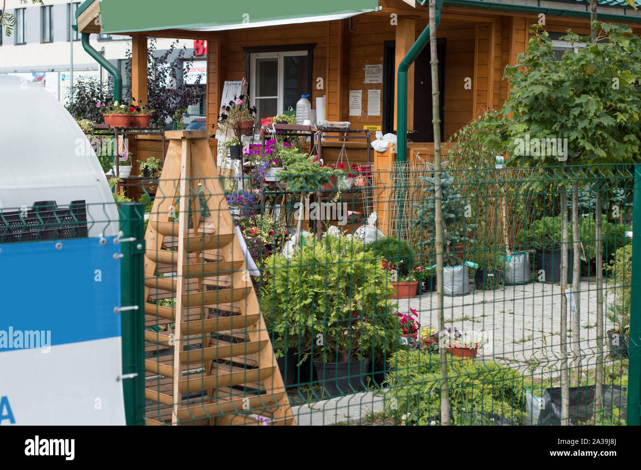 Un campione di esposizione di una casa con giardino in vendita in estate i giardinieri di mercato. La Russia 2018 Foto Stock