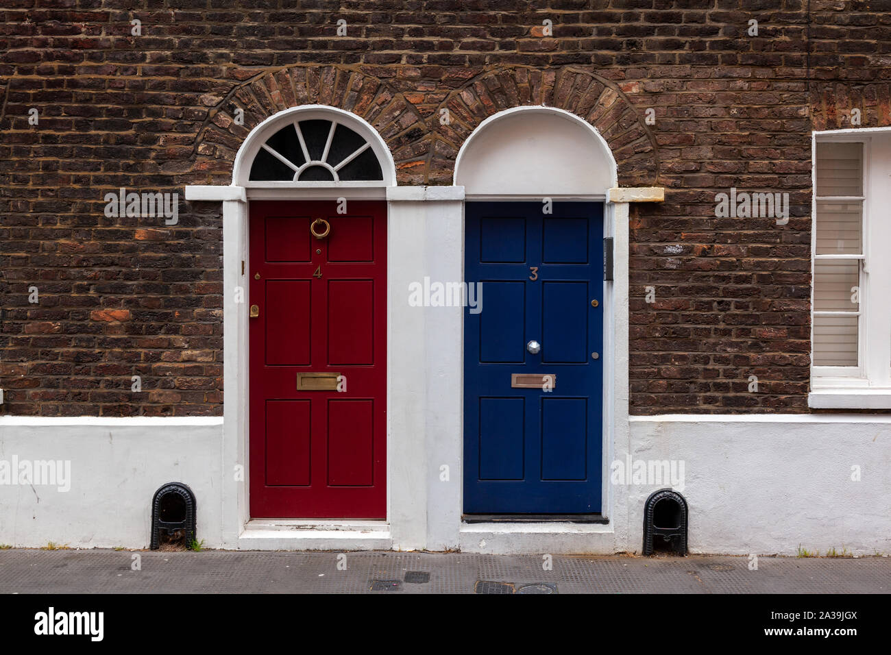 Londra, Inghilterra, tipico inglese porte nel quartiere di Islington. Foto Stock