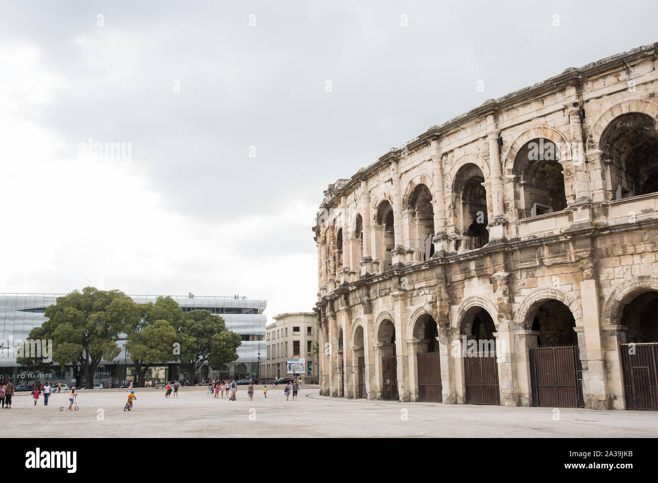 Nîmes, Francia. 19 Agosto, 2019. Una vista verso il Musée de la Romanité (l) e l'anfiteatro romano (Arènes de Nîmes). Credito: Mark Kerrison/Alamy Foto Stock