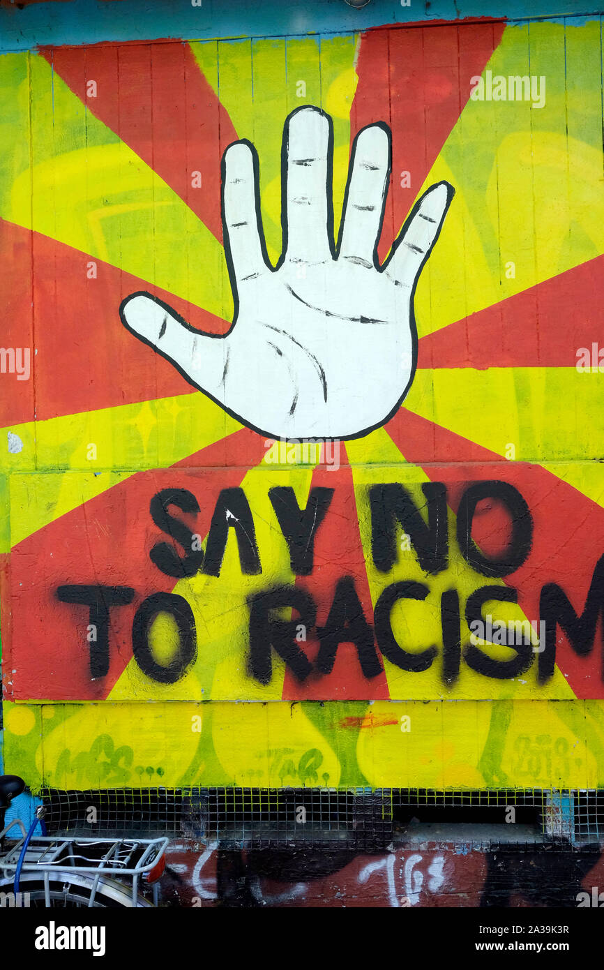 Un segno di graffiti a leggere "No al razzismo", Basilea, Svizzera Foto Stock
