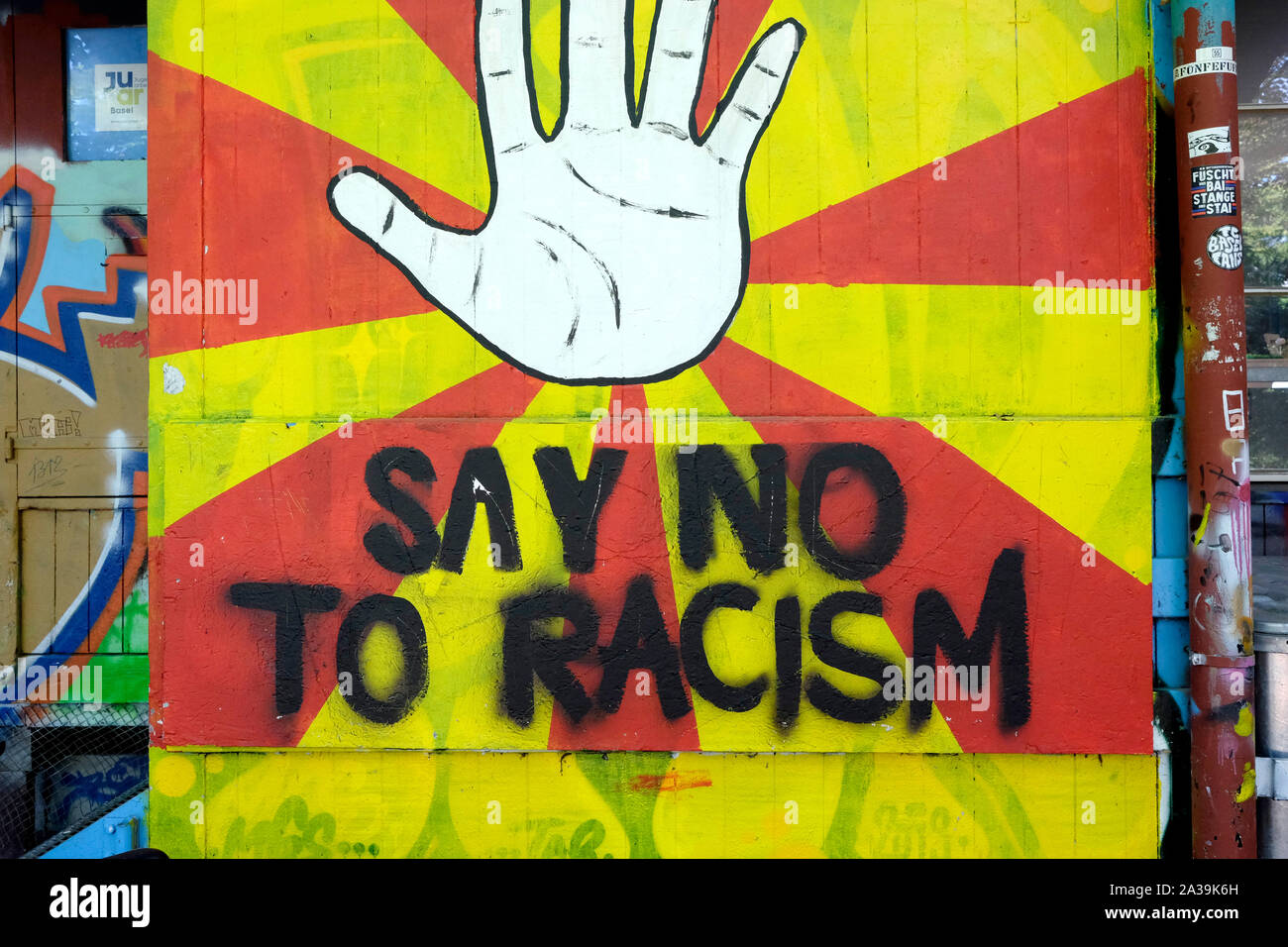 Un segno di graffiti a leggere "dire no al razzismo", Basilea, Svizzera Foto Stock