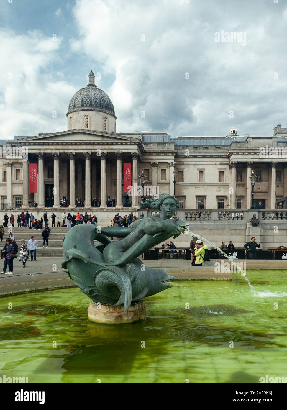 Trafalgar Square di fronte alla National Gallery di Londra, Inghilterra, Regno Unito, Europa. Foto Stock