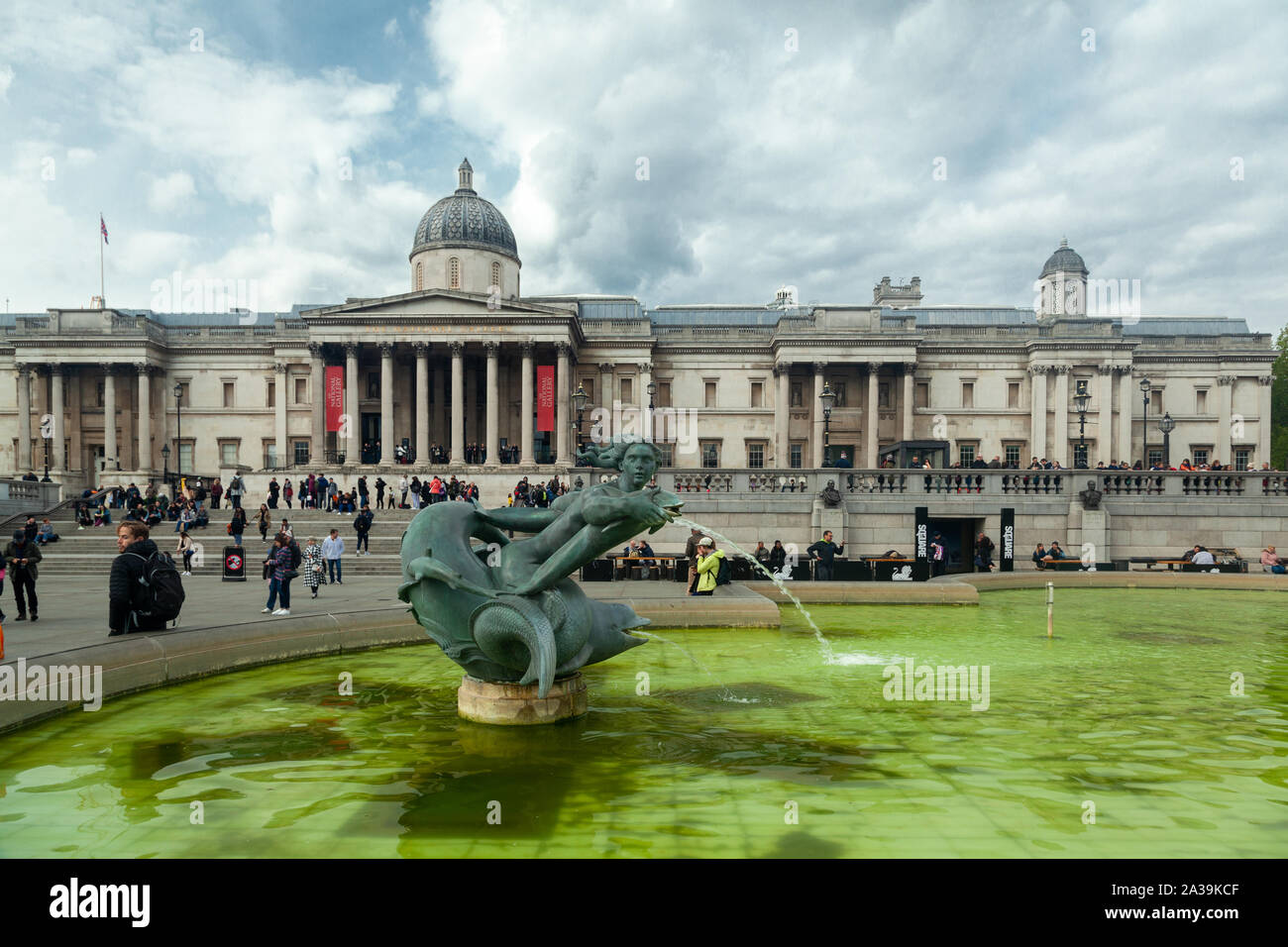 Trafalgar Square di fronte alla National Gallery di Londra, Inghilterra, Regno Unito, Europa. Foto Stock