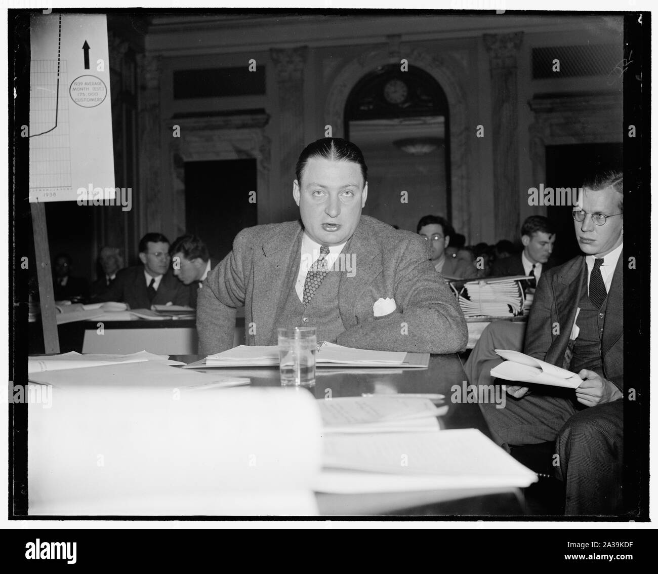 Dice TVA inadeguata per le esigenze di alimentazione in Tennessee Valley. Washington, 7 dicembre. J.A. Krug, Chief pianificazione energetica ingegnere della TVA, testimoniando davanti alla Commissione indagando TVA, ha affermato che entro otto y orecchie, TVA o enti privati avranno per espandere le strutture di potenza al fine di soddisfare le richieste di energia in 40.000 square mile area e che pratica e giuridica degli insediamenti di prezzo i piani sono in corso di acquisizione dei sistemi integrati nel Tennessee Valley Foto Stock