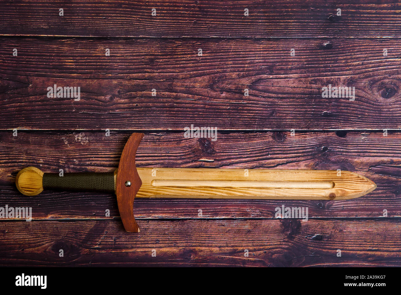 In legno fatti a mano formazione spada giocattolo sul tavolo Foto Stock