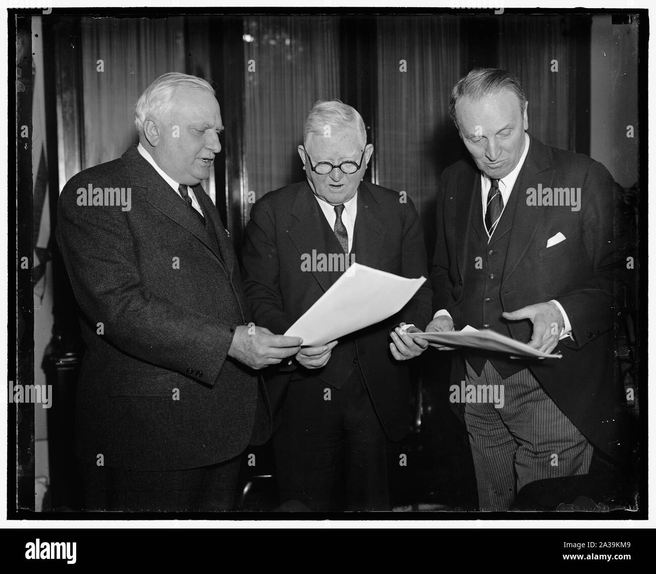 Eseguire la scansione il messaggio del presidente sulla magistratura. Washington D.C. Nessun messaggio del Presidente negli anni ha creato l'interesse quello il presidente Roosevelt ha inviato al Congresso di oggi che chiedono una revisione del sistema giudiziario. Vice Presidente Garner (al centro) con il senatore William H. Dietrich (sinistra) dell'Illinois; e il senatore Henry F. Ashurst dell Arizona, presidente di alla commissione giudiziaria del Senato, studiare il messaggio poco dopo il raggiungimento del Congresso. Il solo commento il senatore Ashurst sarebbe stato il Presidente Taft ha esortato la stessa cosa che molti anni fa ha aggiunto che avrebbe fatto una dichiarazione completa più tardi Foto Stock