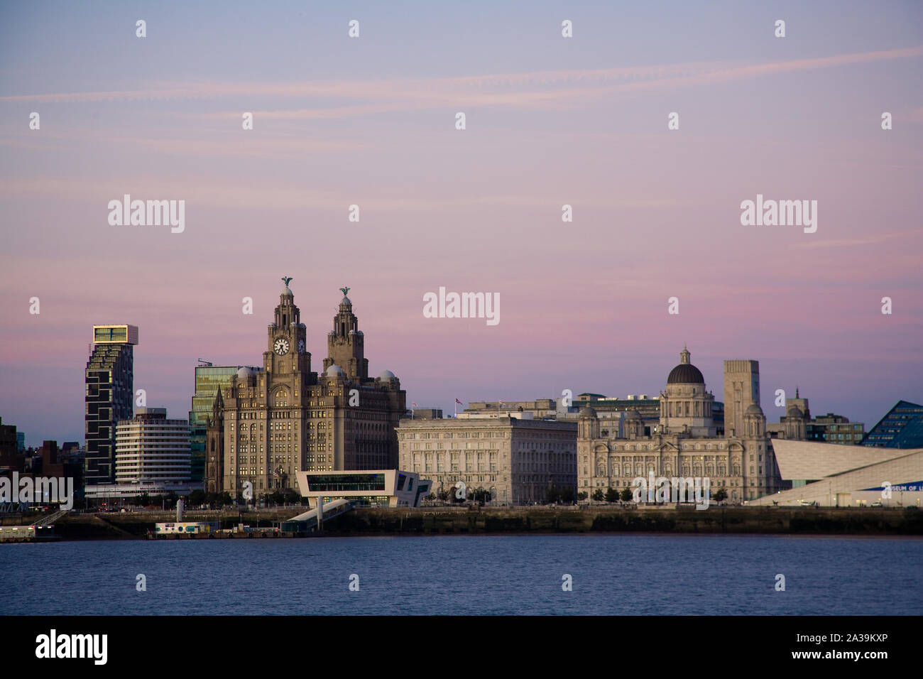 Liverpool skyline della città attraverso il fiume Mersey Foto Stock