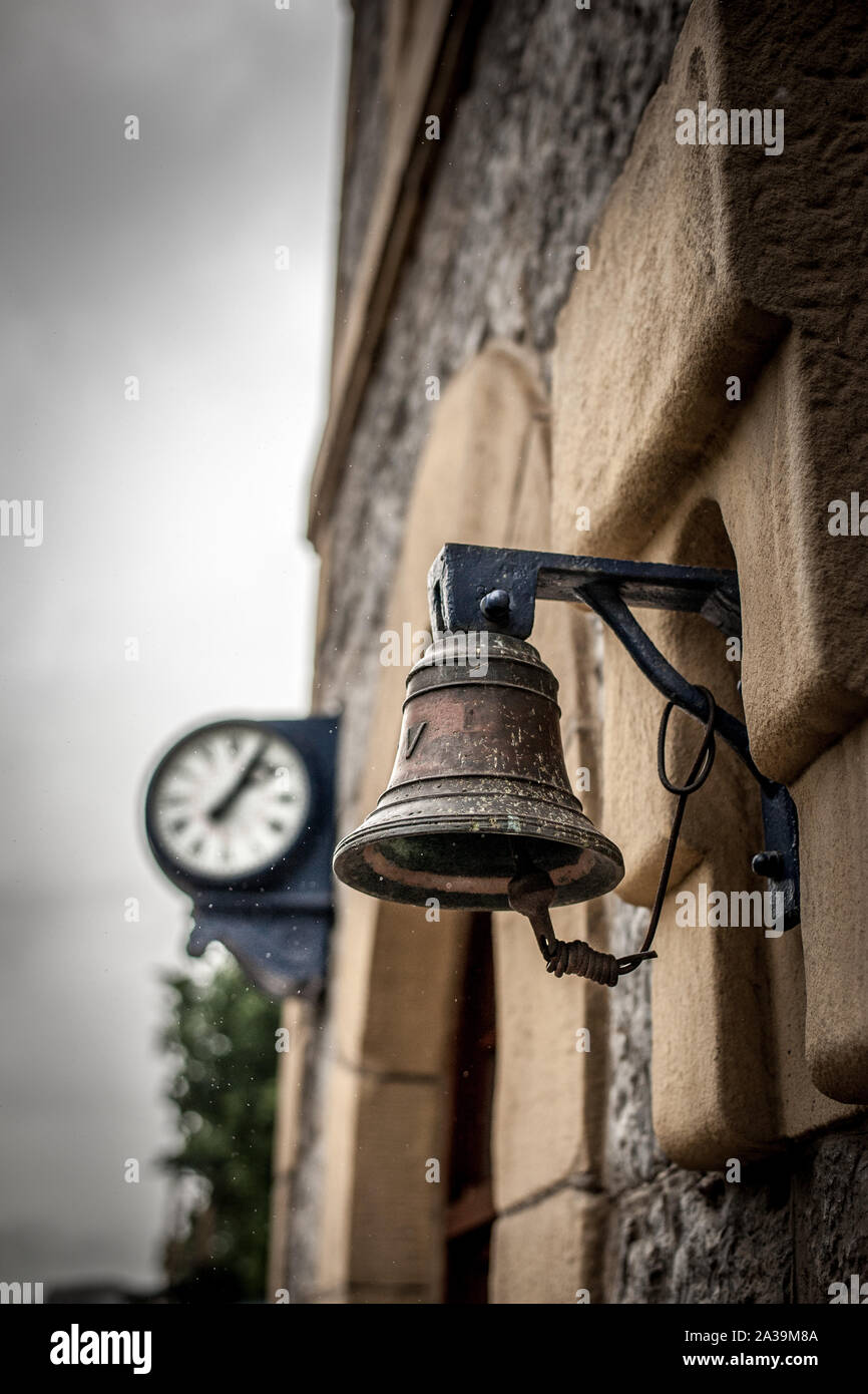 Vecchia Stazione ferroviaria con campana vintage e orologio stazione Foto  stock - Alamy