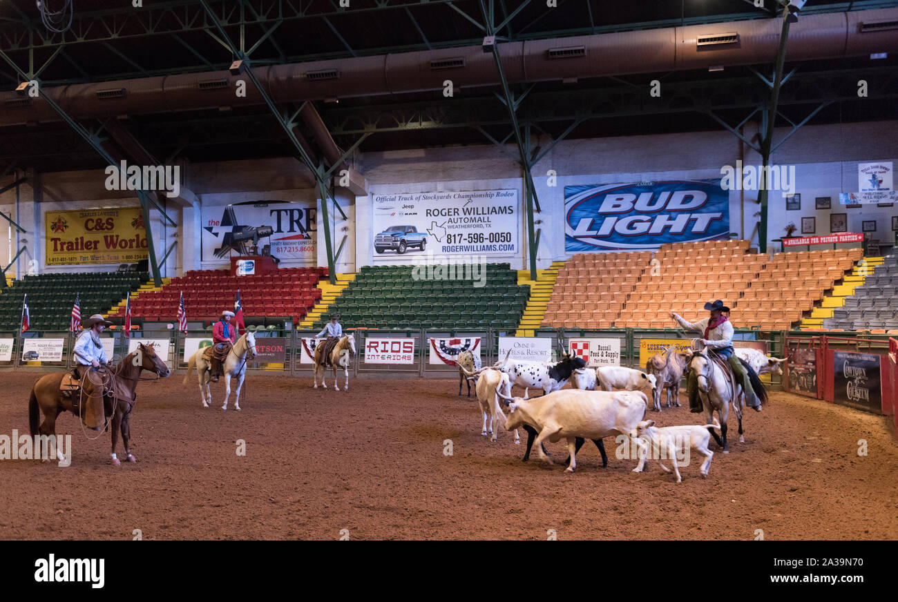 Scena di Pawnee Bill's Wild West Show all'Cowtown Coliseum in Stockyards quartiere di Fort Worth, Texas Foto Stock