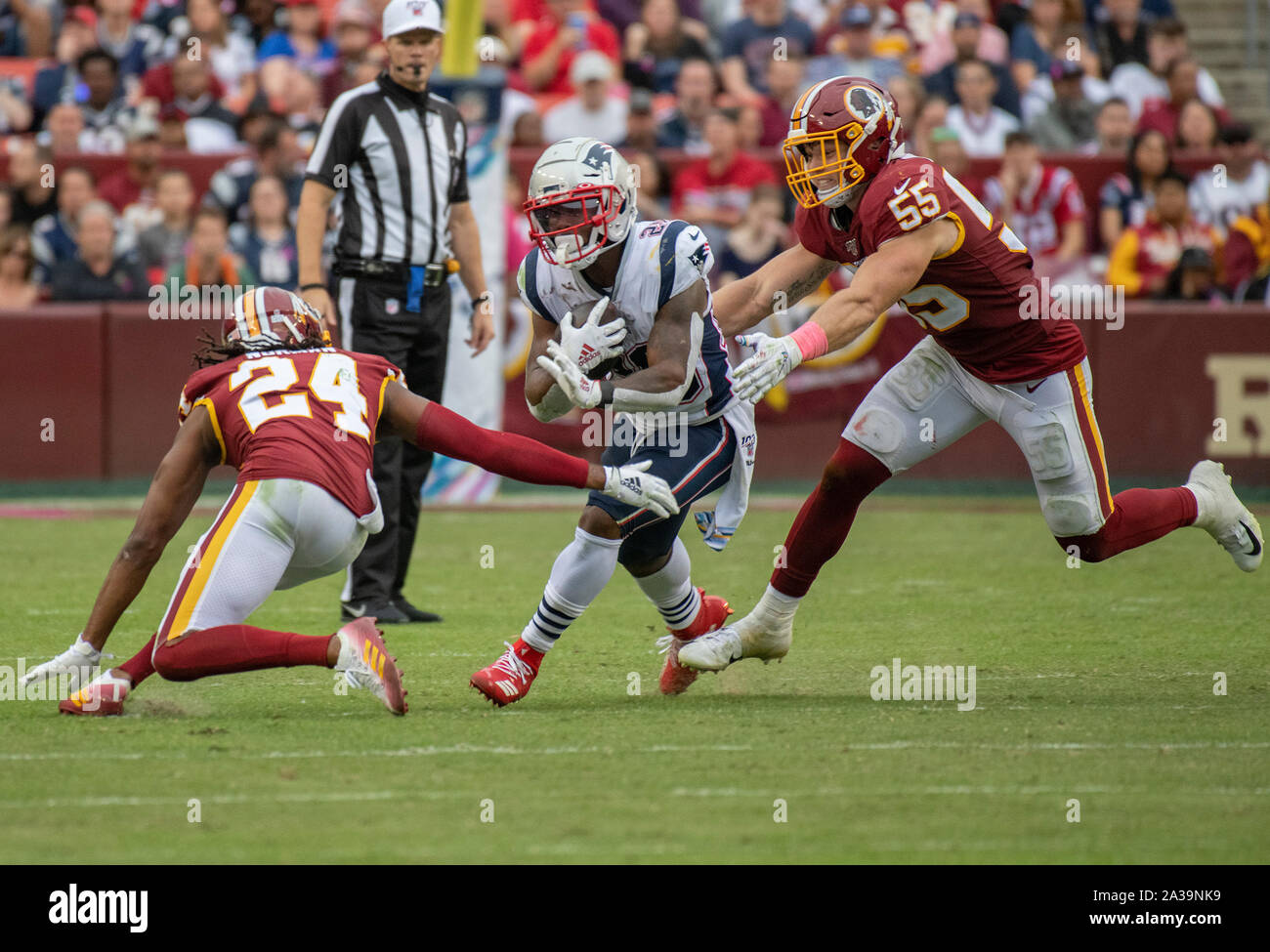 New England Patriots running back James bianco (28) porta la palla nel quarto trimestre contro Washington Redskins a FedEx in campo Landover, Maryland, domenica 6 ottobre 2019. La difesa sul gioco sono Washington Redskins cornerback Josh Norman (24) e linebacker Cole Holcomb (55). I patrioti hanno vinto il gioco 33 - 7.Credit: Ron Sachs/CNP | Utilizzo di tutto il mondo Foto Stock