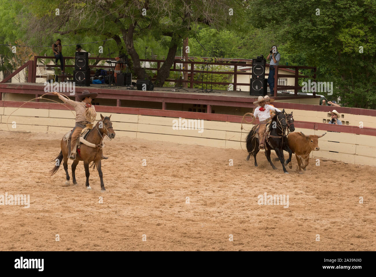 Scena di uno stile Messicano rodeo, o la charreria (equitazione), in corrispondenza di un giorno nel vecchio Messico, parte dell'annuale, monthlong Fiesta la celebrazione in San Antonio, Texas Foto Stock