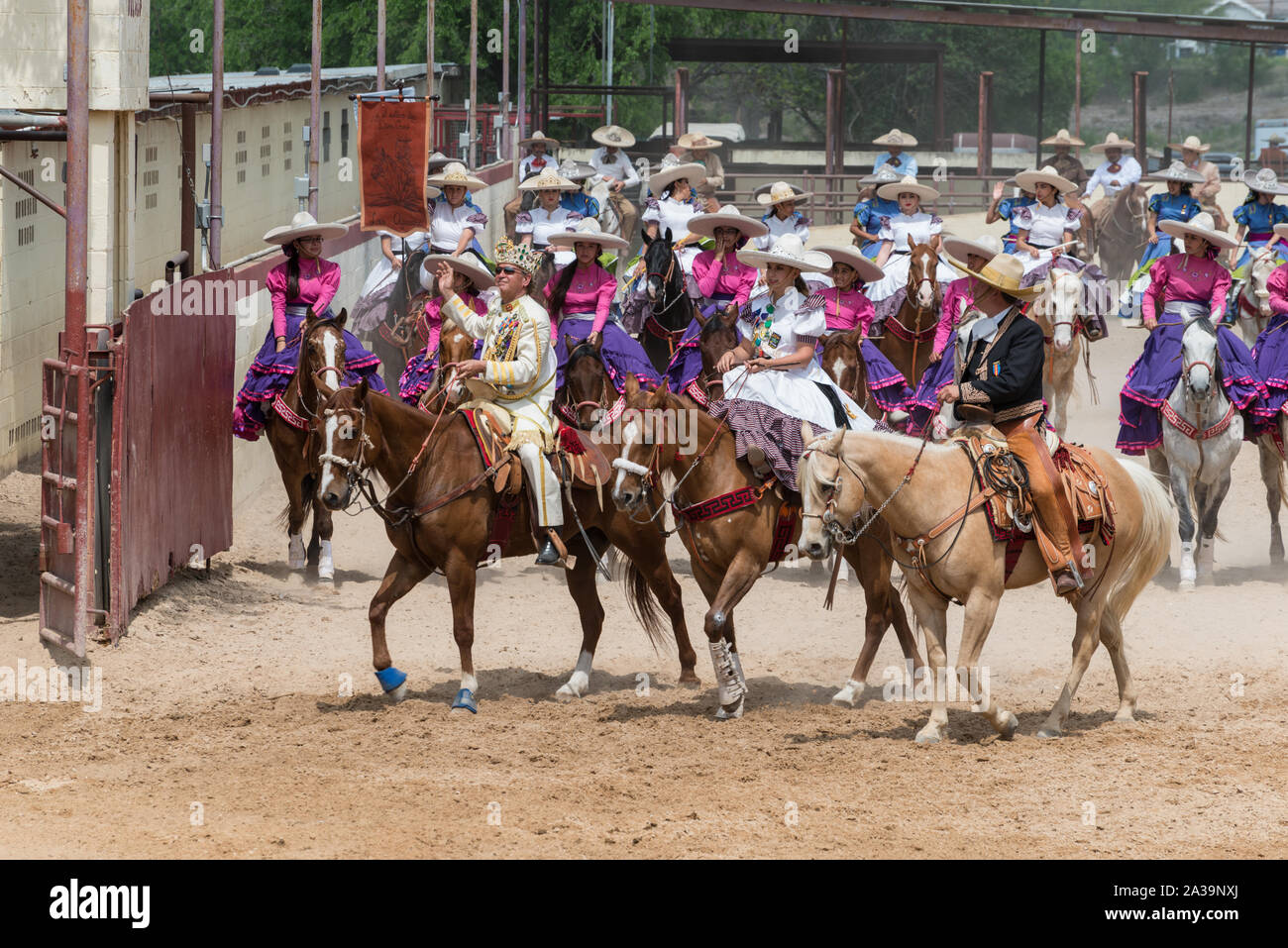 Scena di uno stile Messicano rodeo, o la charreria (equitazione), in corrispondenza di un giorno nel vecchio Messico, parte dell'annuale, monthlong Fiesta la celebrazione in San Antonio, Texas Foto Stock