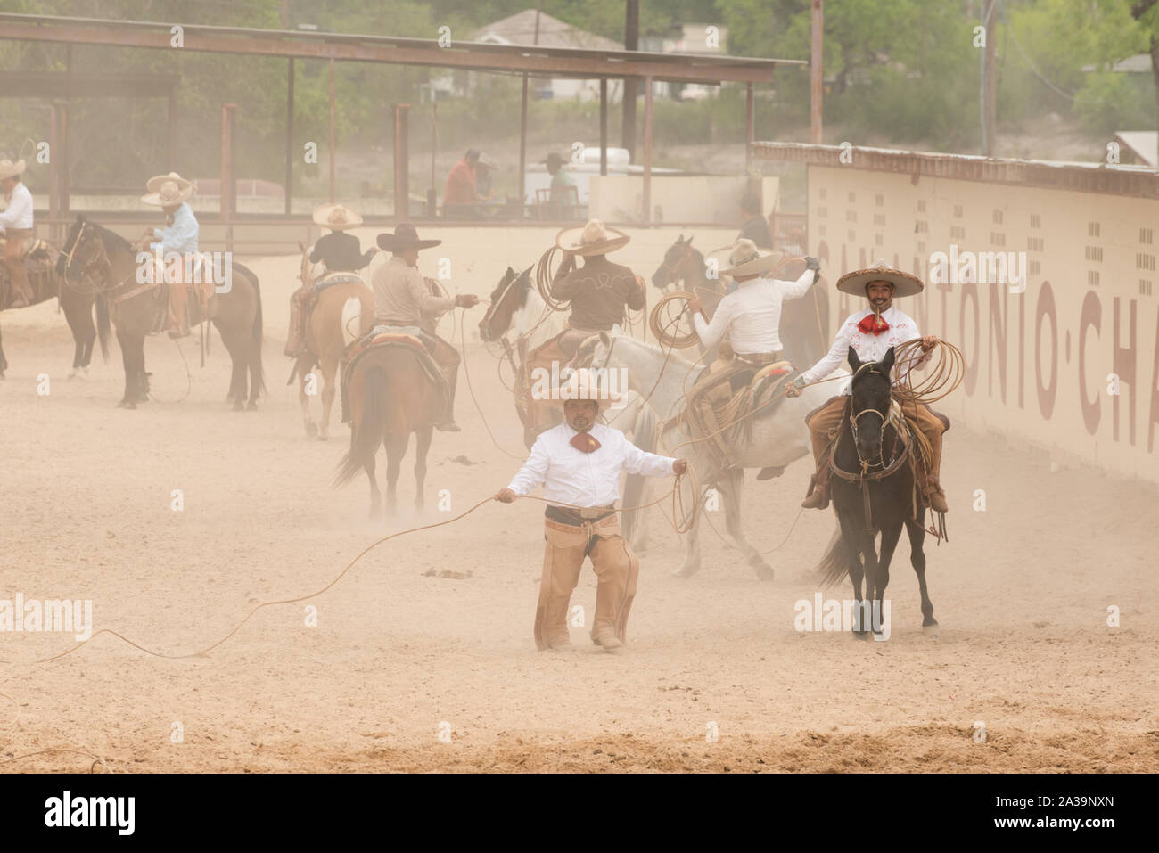 Scena di uno stile Messicano rodeo, o la charreria (equitazione), in corrispondenza di un giorno nel vecchio Messico, parte dell'annuale, monthlong Fiesta la celebrazione in San Antonio, Texas Foto Stock