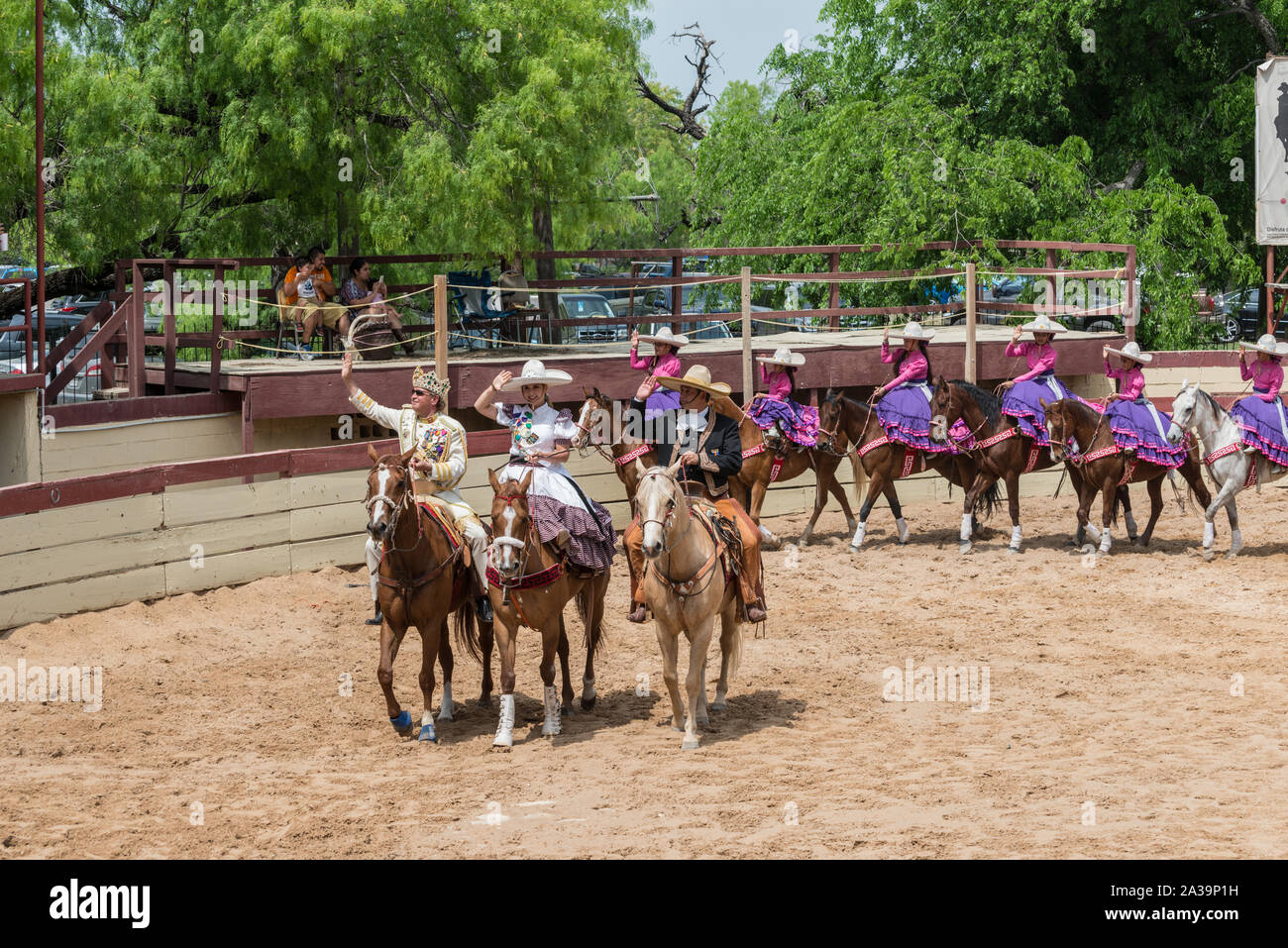 Scena di uno stile Messicano rodeo, o la charreria (equitazione), in corrispondenza di un giorno nel vecchio Messico, parte dell'annuale, monthlong Fiesta la celebrazione in San Antonio, Texas Foto Stock