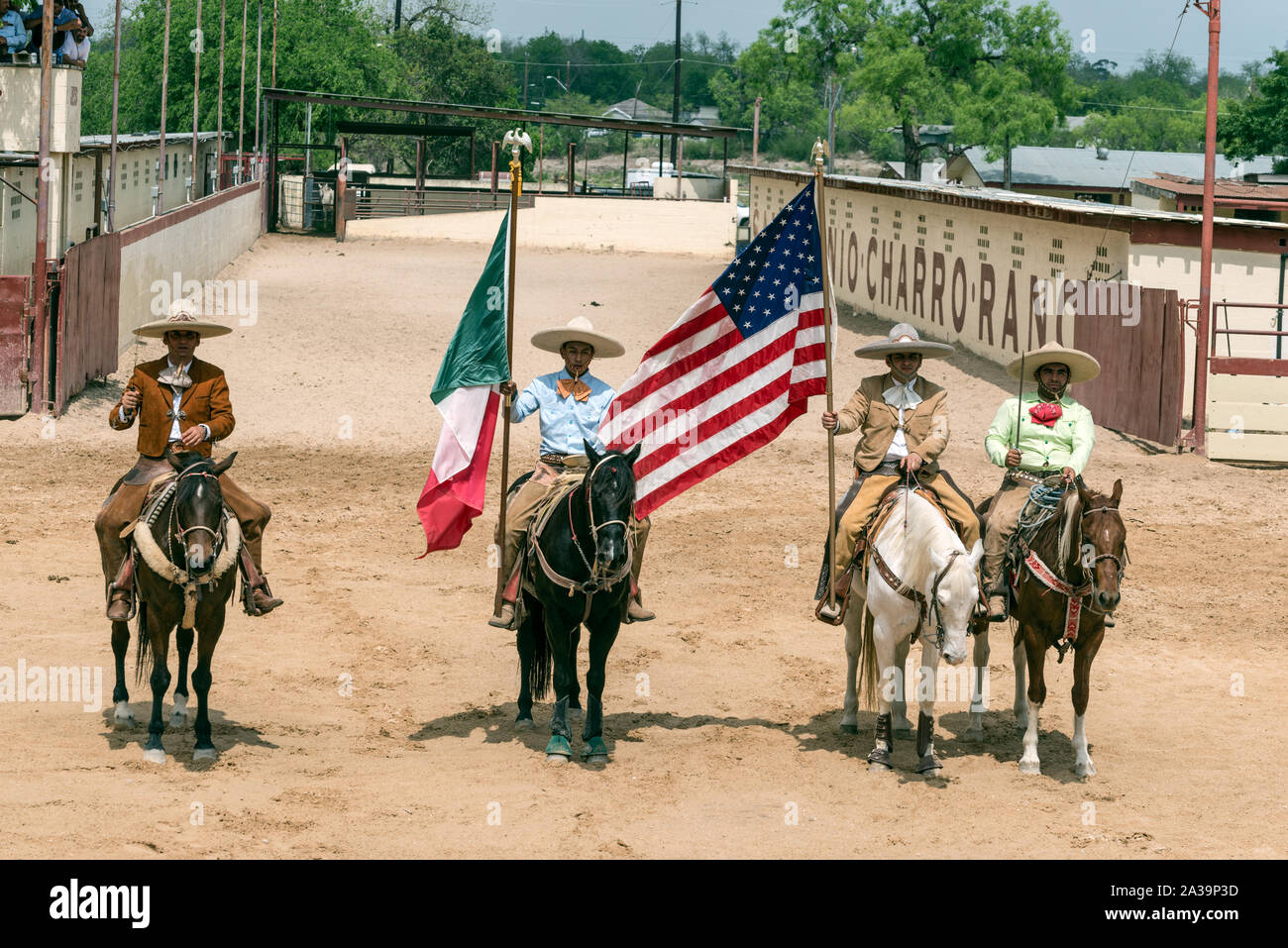 Scena di uno stile Messicano rodeo, o la charreria (equitazione), in corrispondenza di un giorno nel vecchio Messico, parte dell'annuale, monthlong Fiesta la celebrazione in San Antonio, Texas Foto Stock
