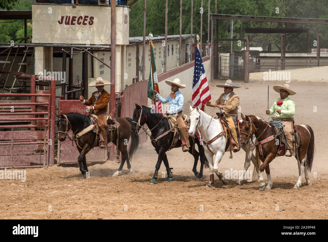 Scena di uno stile Messicano rodeo, o la charreria (equitazione), in corrispondenza di un giorno nel vecchio Messico, parte dell'annuale, monthlong Fiesta la celebrazione in San Antonio, Texas Foto Stock