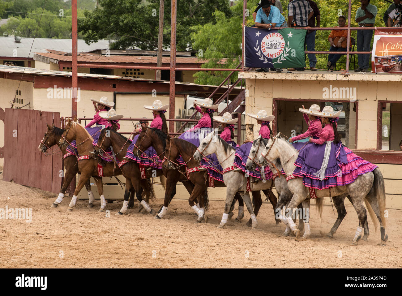 Scena di uno stile Messicano rodeo, o la charreria (equitazione), in corrispondenza di un giorno nel vecchio Messico, parte dell'annuale, monthlong Fiesta la celebrazione in San Antonio, Texas Foto Stock