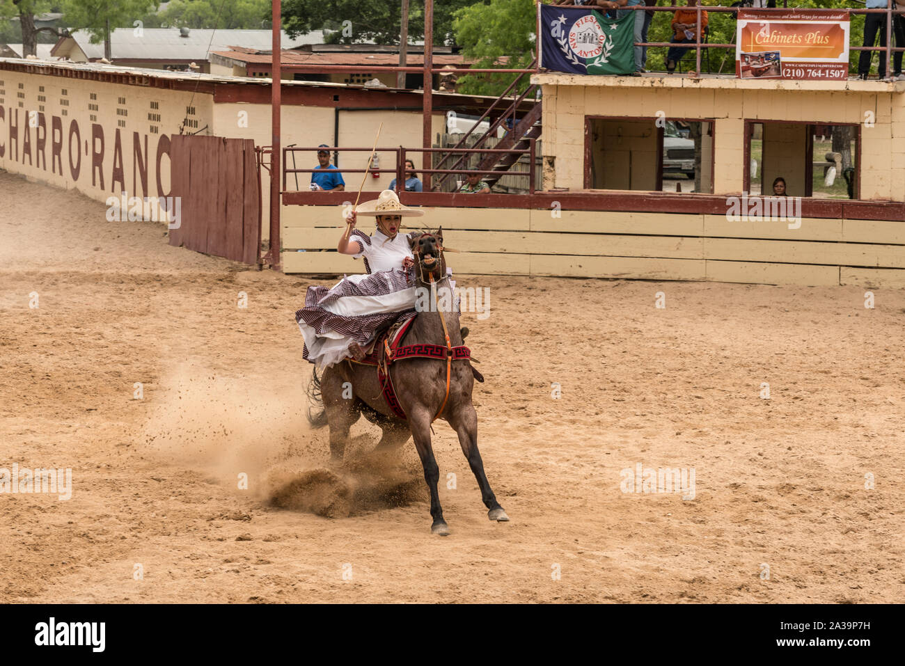 Scena di uno stile Messicano rodeo, o la charreria (equitazione), in corrispondenza di un giorno nel vecchio Messico, parte dell'annuale, monthlong Fiesta la celebrazione in San Antonio, Texas Foto Stock