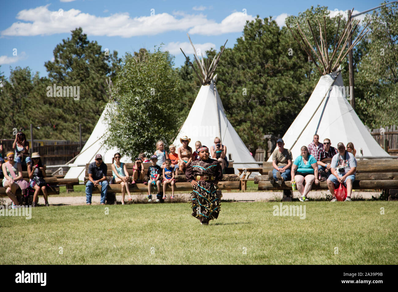 Scena di autentica dei Nativi Americani balli in un villaggio indiano sulla rodeo motivi di Cheyenne Frontier Days celebrazione nel Wyoming città capitale Foto Stock