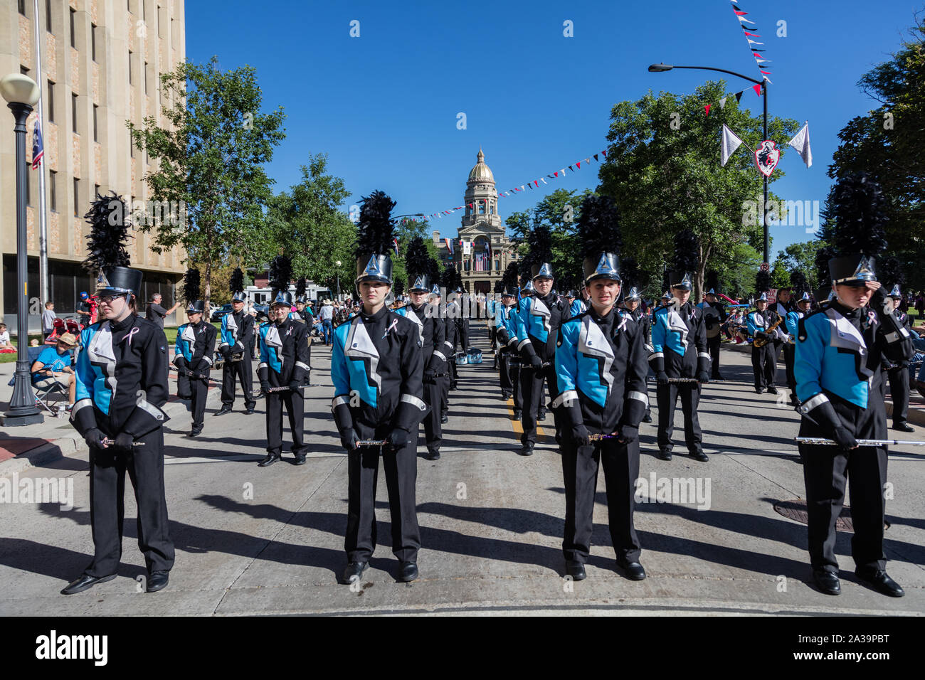 Una scena di uno dei quasi-parate quotidiana attraverso il centro cittadino di Cheyenne durante l annuale Cheyenne Frontier Days celebrazione nella capitale del Wyoming Foto Stock