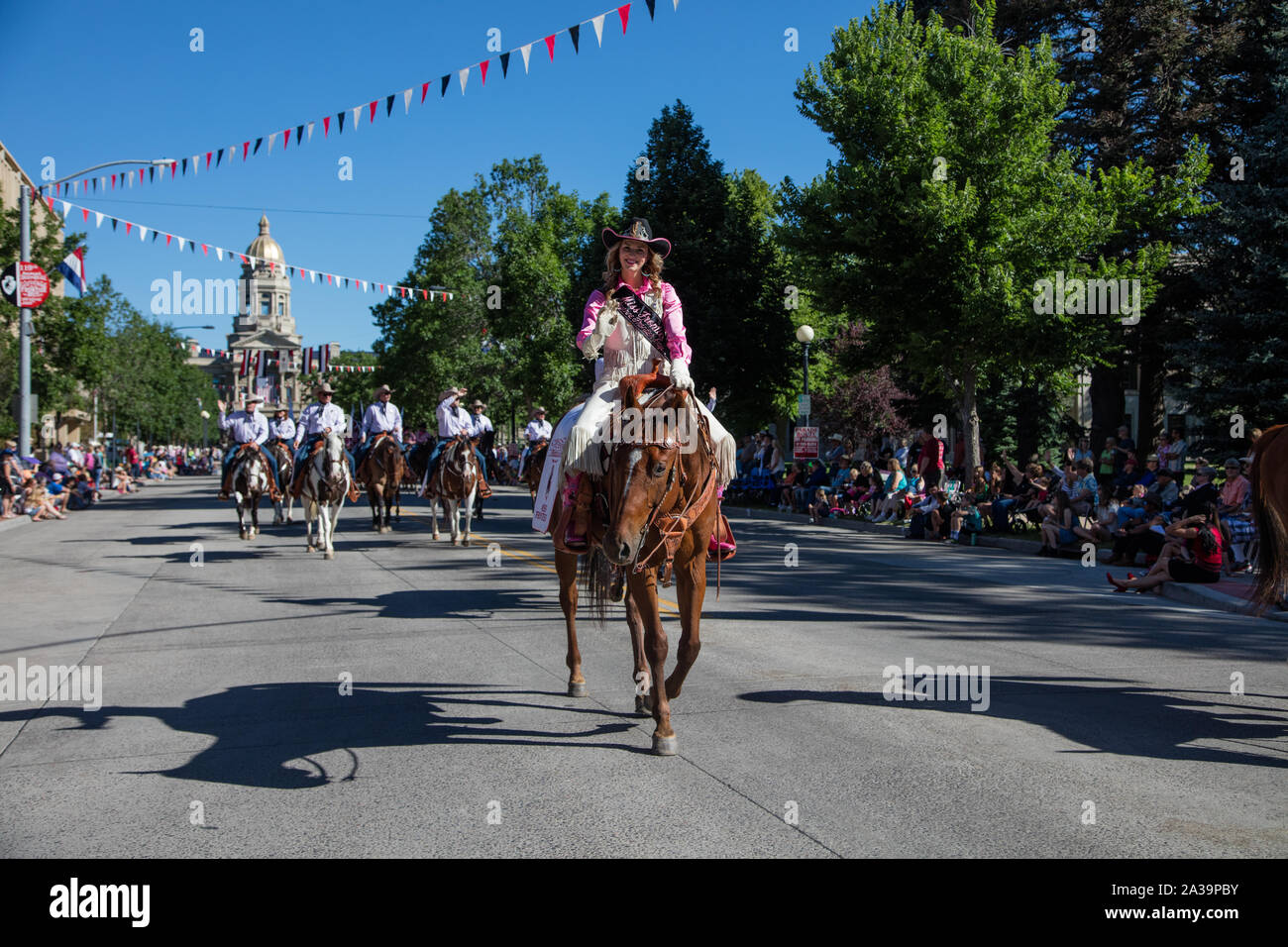 Una scena di uno dei quasi-parate quotidiana attraverso il centro cittadino di Cheyenne durante l annuale Cheyenne Frontier Days celebrazione nella capitale del Wyoming Foto Stock