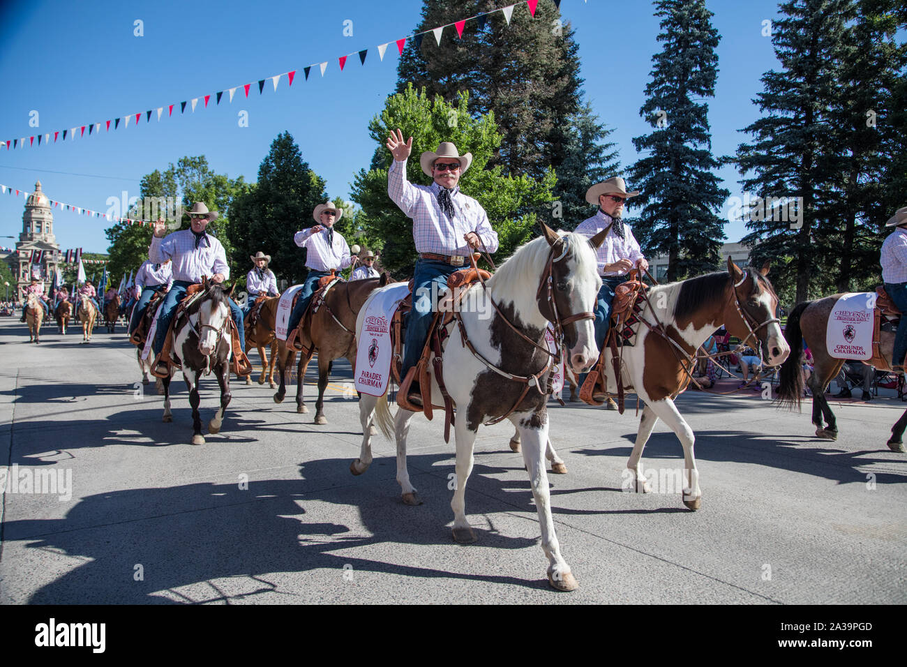 Una scena di uno dei quasi-parate quotidiana attraverso il centro cittadino di Cheyenne durante l annuale Cheyenne Frontier Days celebrazione nella capitale del Wyoming Foto Stock
