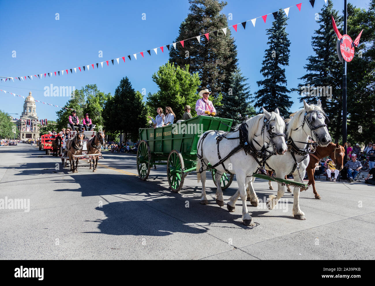 Una scena di uno dei quasi-parate quotidiana attraverso il centro cittadino di Cheyenne durante l annuale Cheyenne Frontier Days celebrazione nella capitale del Wyoming Foto Stock