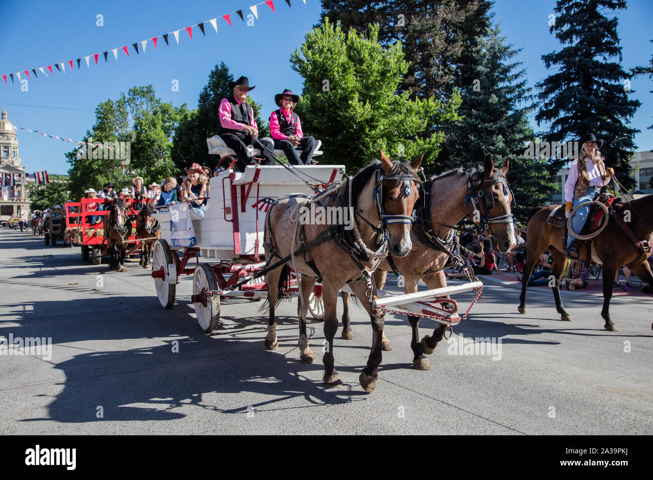 Una scena di uno dei quasi-parate quotidiana attraverso il centro cittadino di Cheyenne durante l annuale Cheyenne Frontier Days celebrazione nella capitale del Wyoming Foto Stock