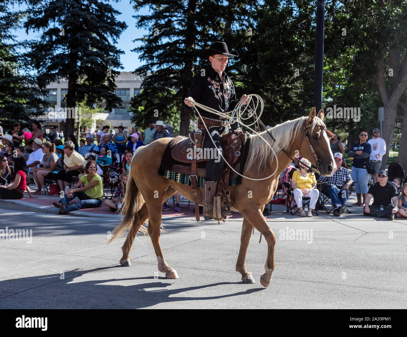 Una scena di uno dei quasi-parate quotidiana attraverso il centro cittadino di Cheyenne durante l annuale Cheyenne Frontier Days celebrazione nella capitale del Wyoming Foto Stock