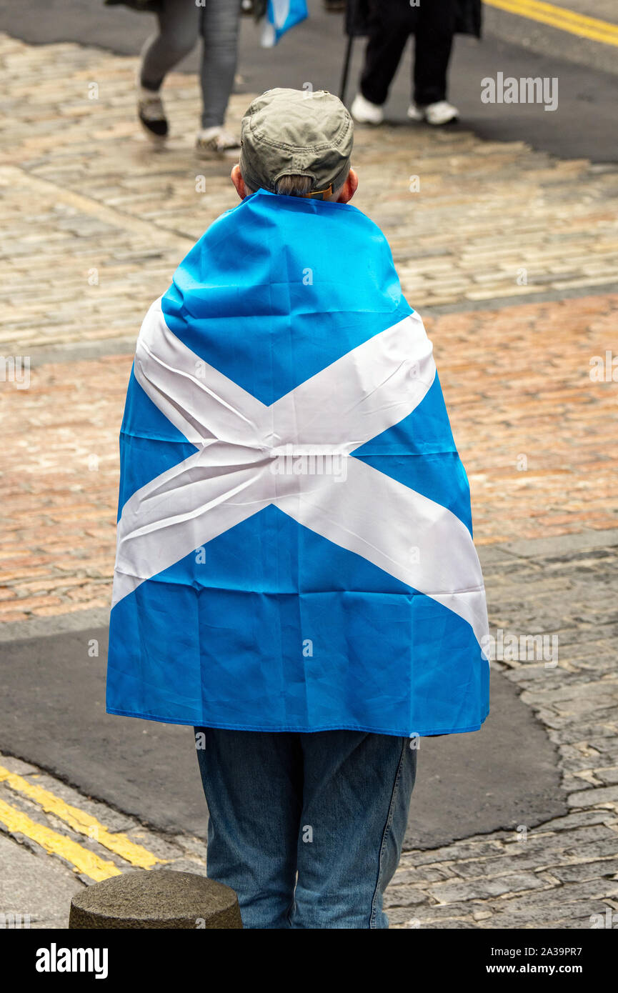 Edimburgo, Scozia, Regno Unito - 05 Ottobre 2019 - molte migliaia di Scottish i sostenitori dell'indipendenza ha preso parte in un "tutto sotto uno striscione - AUOB rally". Foto Stock