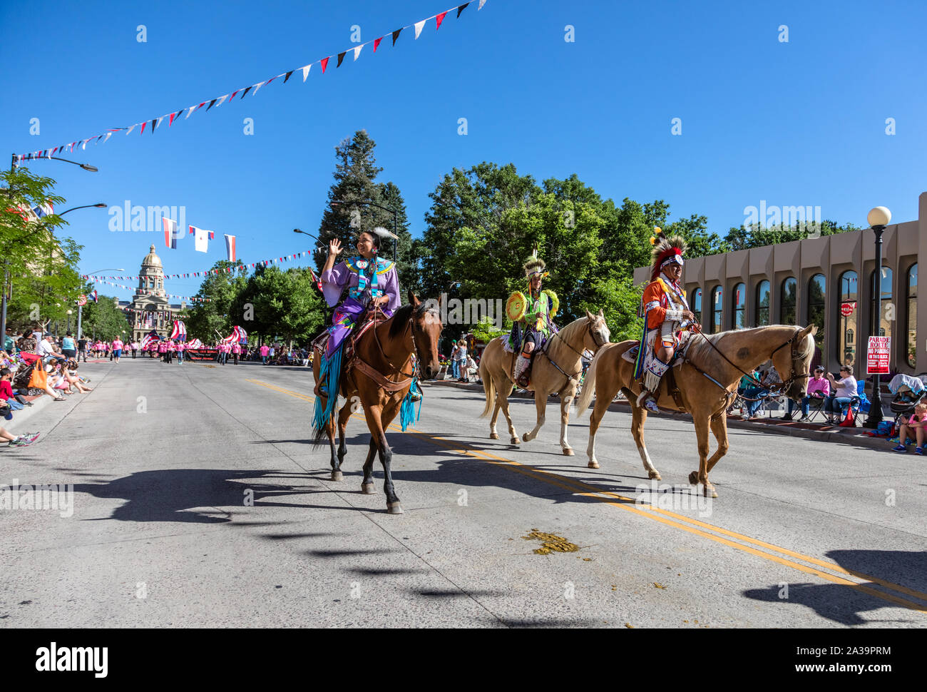 Una scena di uno dei quasi-parate quotidiana attraverso il centro cittadino di Cheyenne durante l annuale Cheyenne Frontier Days celebrazione nella capitale del Wyoming Foto Stock