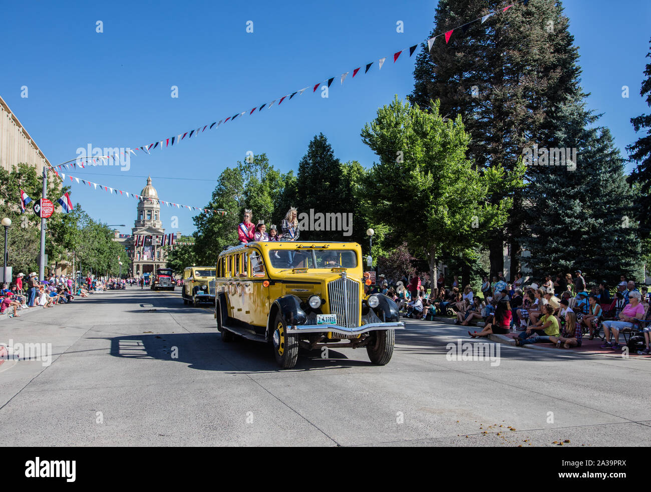Una scena di uno dei quasi-parate quotidiana attraverso il centro cittadino di Cheyenne durante l annuale Cheyenne Frontier Days celebrazione nella capitale del Wyoming Foto Stock