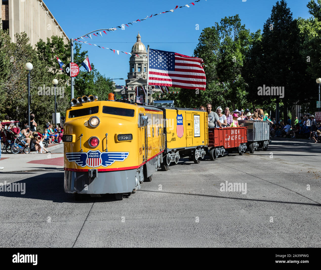 Una scena di uno dei quasi-parate quotidiana attraverso il centro cittadino di Cheyenne durante l annuale Cheyenne Frontier Days celebrazione nella capitale del Wyoming Foto Stock