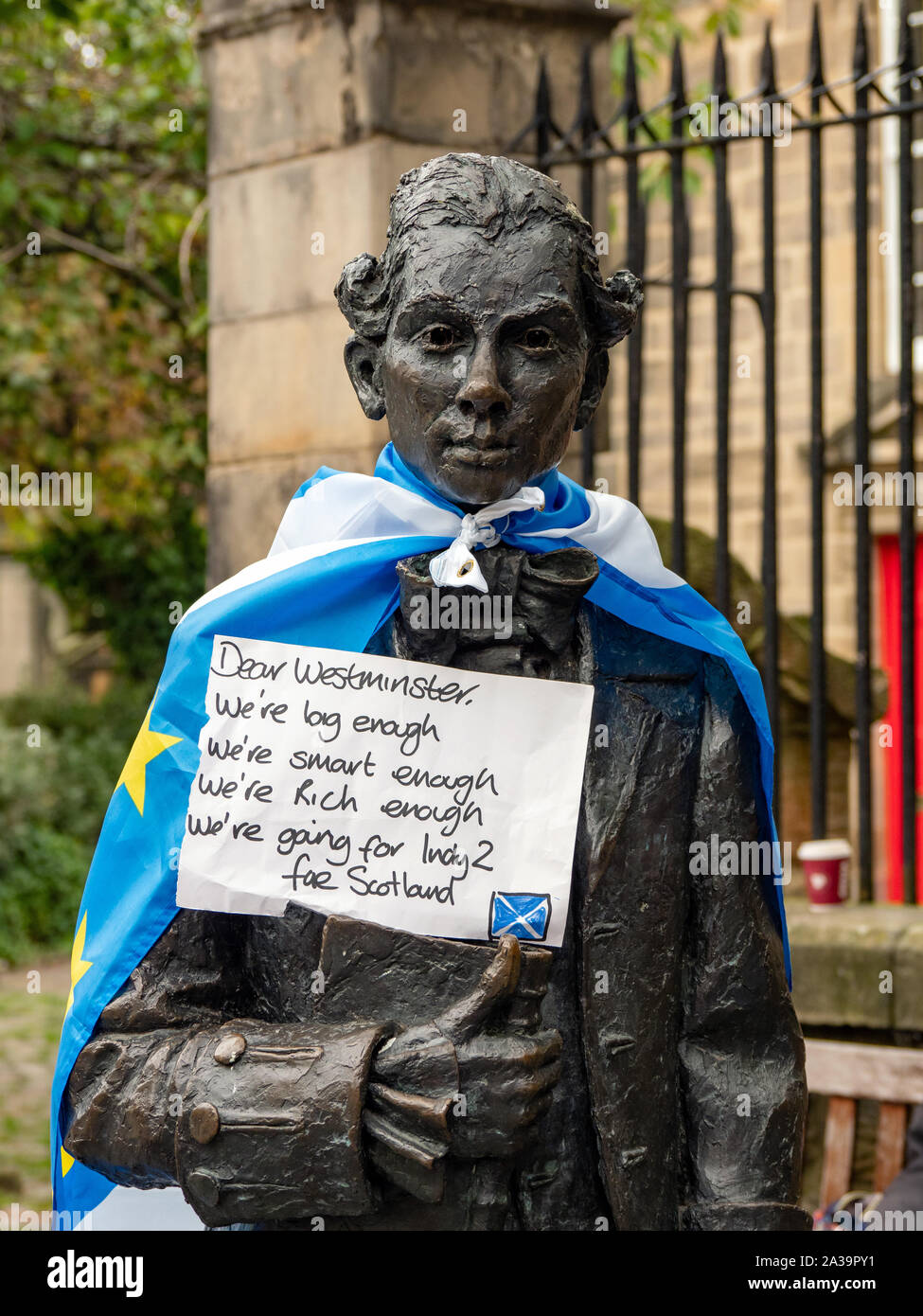 Statua di Robert Fergusson drappeggiato con il salti durante l'Indipendenza scozzese 'All Under One Banner - AUOB' rally - Edimburgo - 05 ottobre 2019 Foto Stock