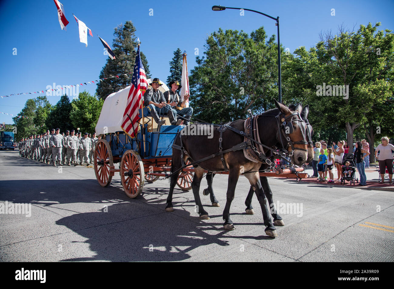 Una scena di uno dei quasi-parate quotidiana attraverso il centro cittadino di Cheyenne durante l annuale Cheyenne Frontier Days celebrazione nella capitale del Wyoming Foto Stock