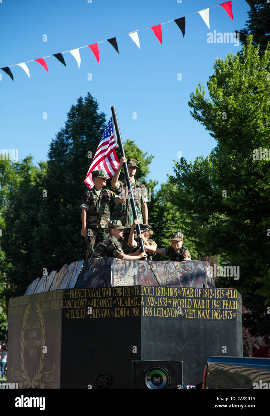 Una scena di uno dei quasi-parate quotidiana attraverso il centro cittadino di Cheyenne durante l annuale Cheyenne Frontier Days celebrazione nella capitale del Wyoming Foto Stock