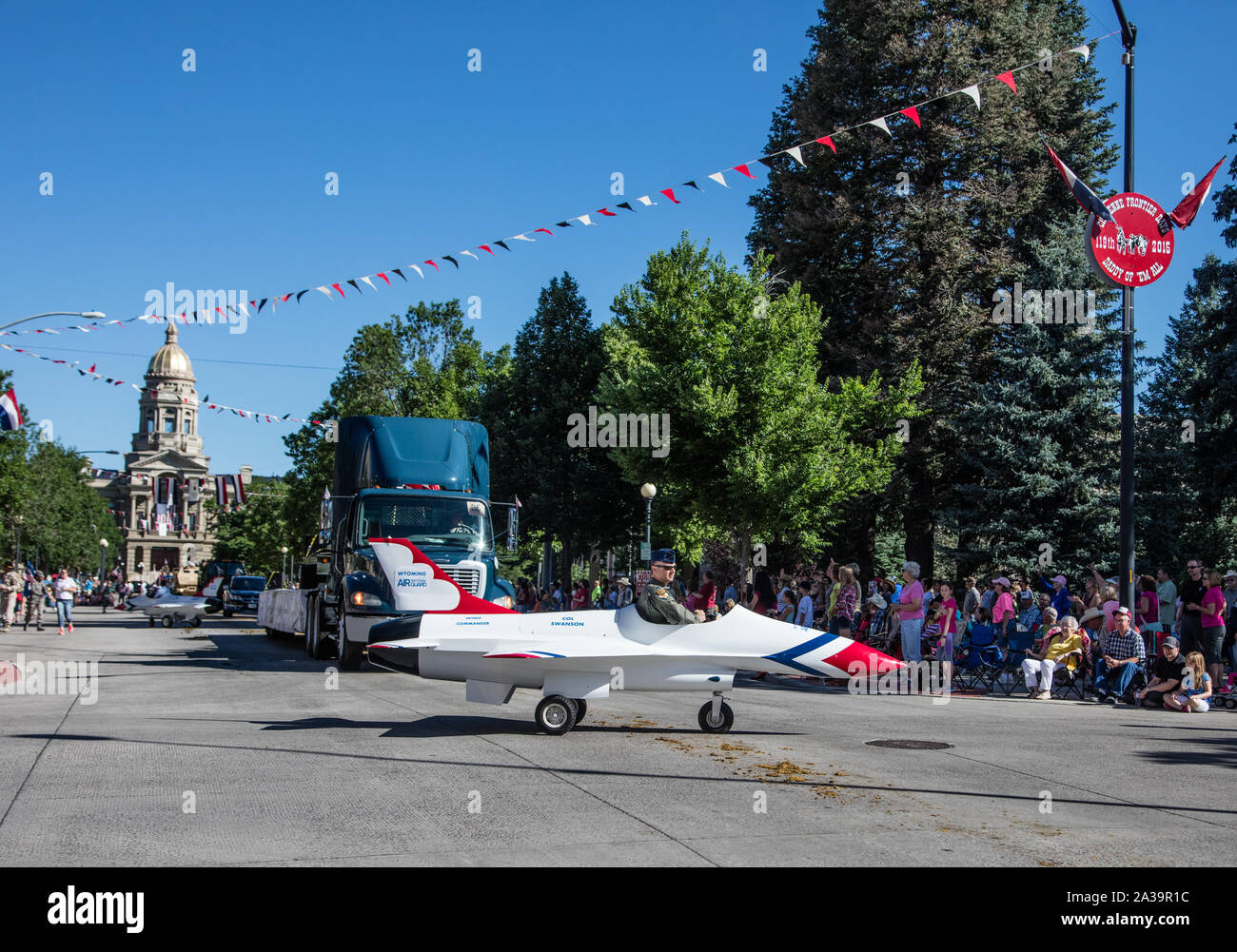 Una scena di uno dei quasi-parate quotidiana attraverso il centro cittadino di Cheyenne durante l annuale Cheyenne Frontier Days celebrazione nella capitale del Wyoming Foto Stock