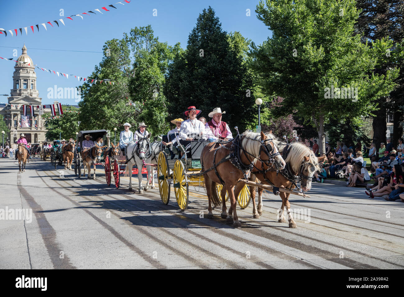 Una scena di uno dei quasi-parate quotidiana attraverso il centro cittadino di Cheyenne durante l annuale Cheyenne Frontier Days celebrazione nella capitale del Wyoming Foto Stock