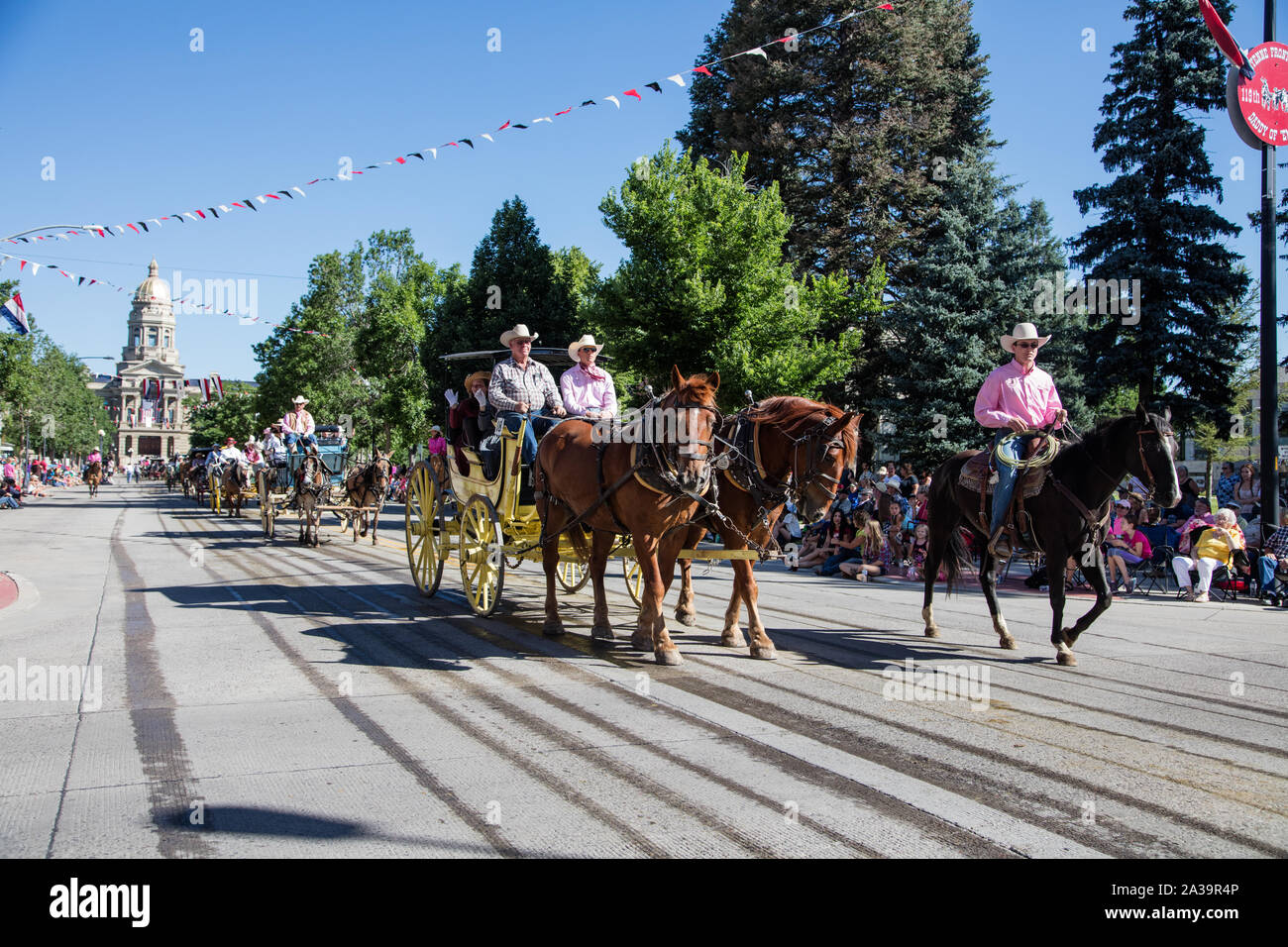 Una scena di uno dei quasi-parate quotidiana attraverso il centro cittadino di Cheyenne durante l annuale Cheyenne Frontier Days celebrazione nella capitale del Wyoming Foto Stock