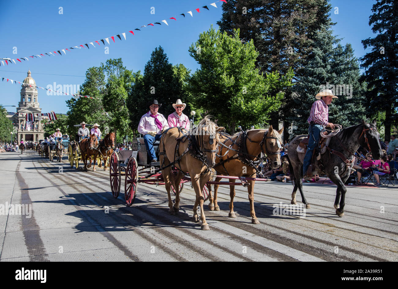 Una scena di uno dei quasi-parate quotidiana attraverso il centro cittadino di Cheyenne durante l annuale Cheyenne Frontier Days celebrazione nella capitale del Wyoming Foto Stock