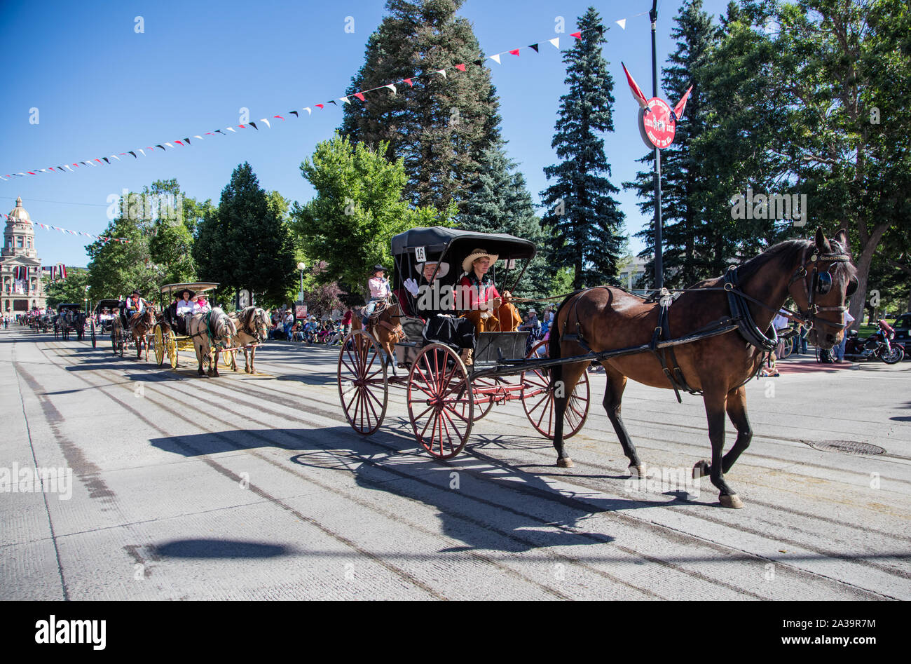 Una scena di uno dei quasi-parate quotidiana attraverso il centro cittadino di Cheyenne durante l annuale Cheyenne Frontier Days celebrazione nella capitale del Wyoming Foto Stock