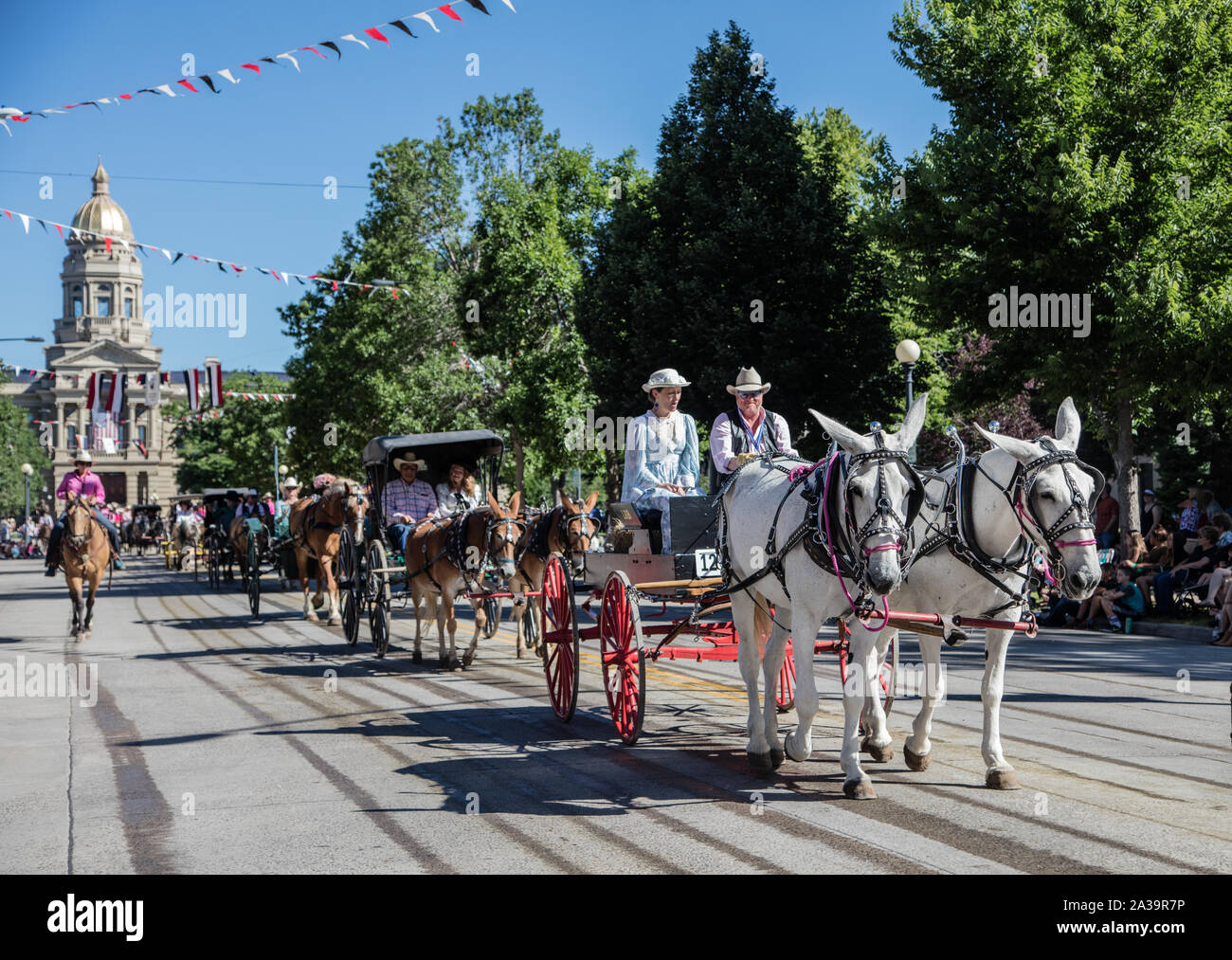 Una scena di uno dei quasi-parate quotidiana attraverso il centro cittadino di Cheyenne durante l annuale Cheyenne Frontier Days celebrazione nella capitale del Wyoming Foto Stock