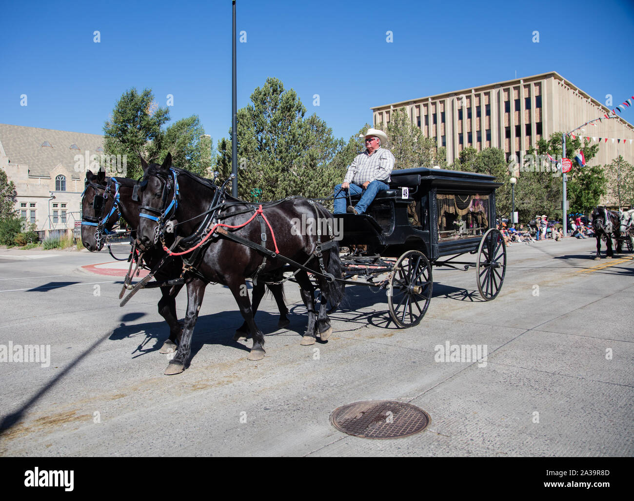 Una scena di uno dei quasi-parate quotidiana attraverso il centro cittadino di Cheyenne durante l annuale Cheyenne Frontier Days celebrazione nella capitale del Wyoming Foto Stock