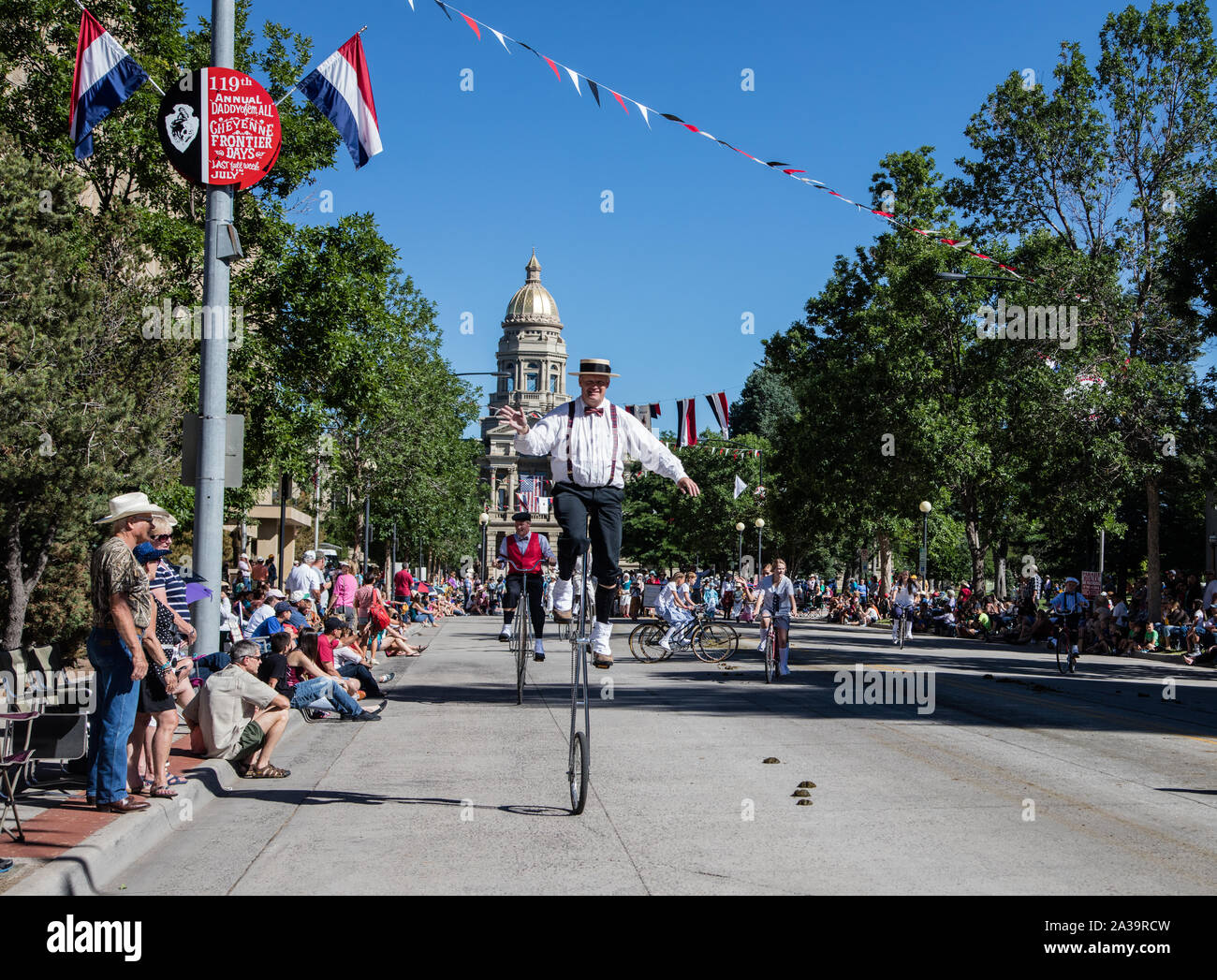 Una scena di uno dei quasi-parate quotidiana attraverso il centro cittadino di Cheyenne durante l annuale Cheyenne Frontier Days celebrazione nella capitale del Wyoming Foto Stock