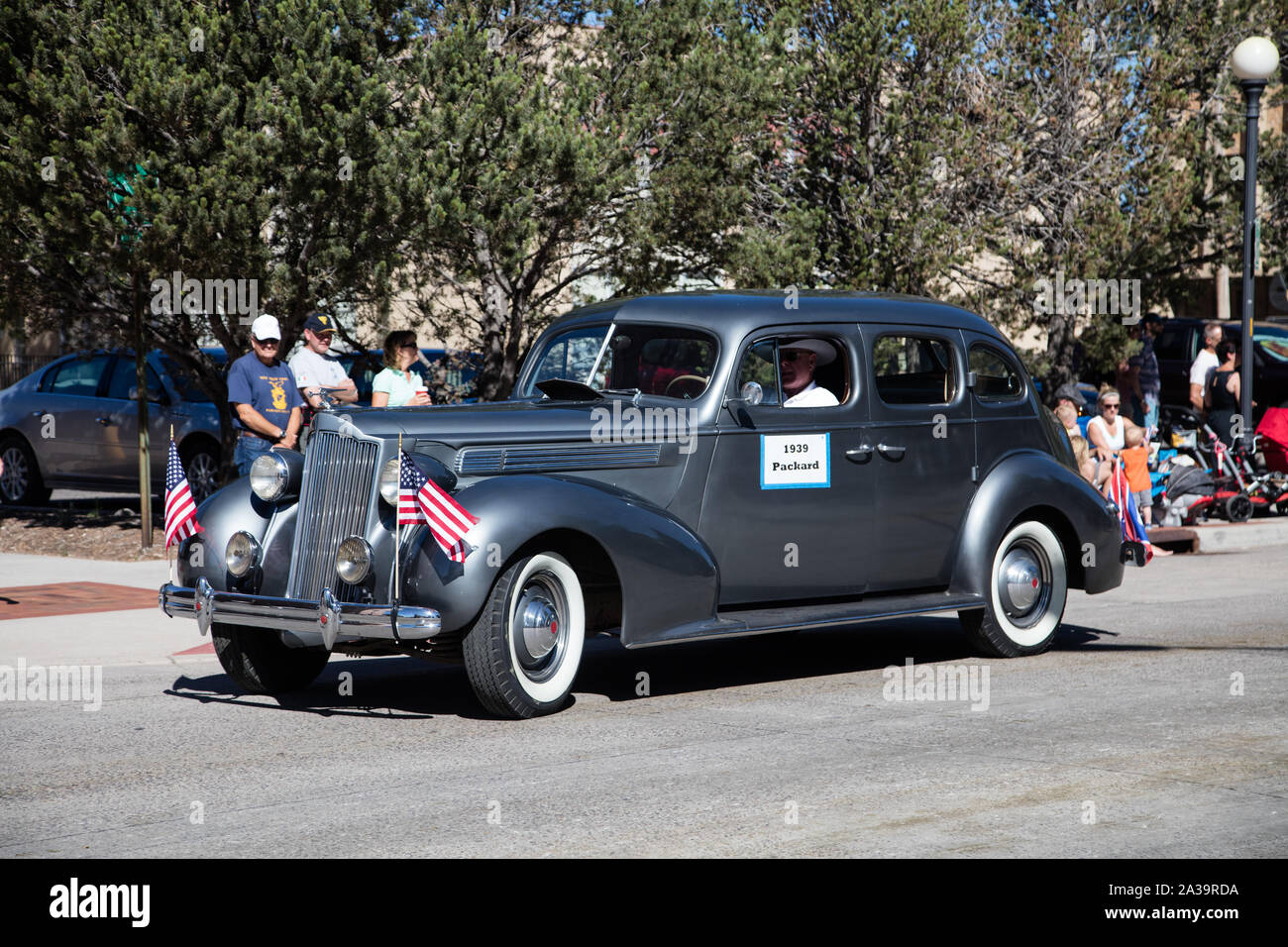 Una scena di uno dei quasi-parate quotidiana attraverso il centro cittadino di Cheyenne durante l annuale Cheyenne Frontier Days celebrazione nella capitale del Wyoming Foto Stock