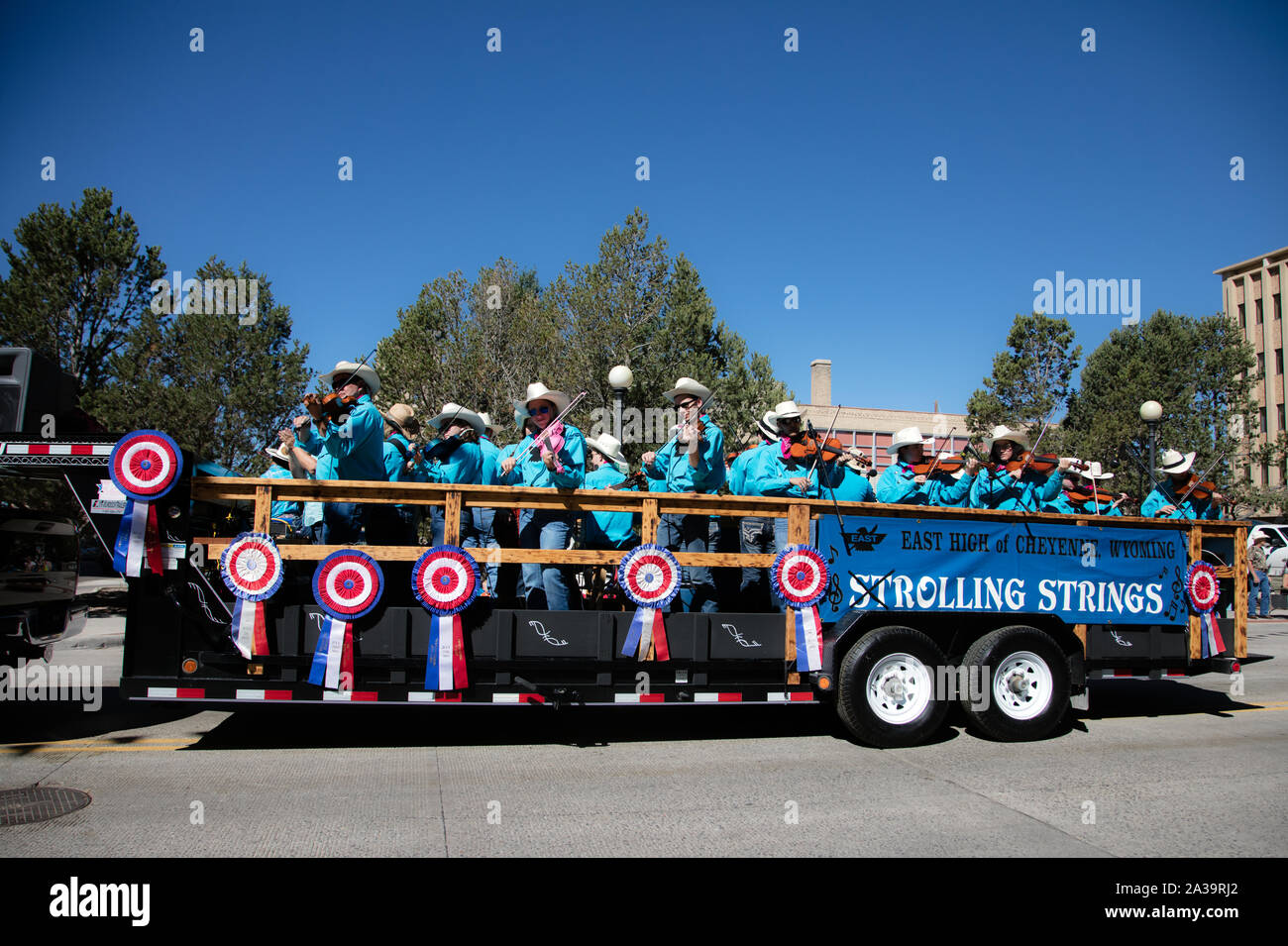 Una scena di uno dei quasi-parate quotidiana attraverso il centro cittadino di Cheyenne durante l annuale Cheyenne Frontier Days celebrazione nella capitale del Wyoming Foto Stock