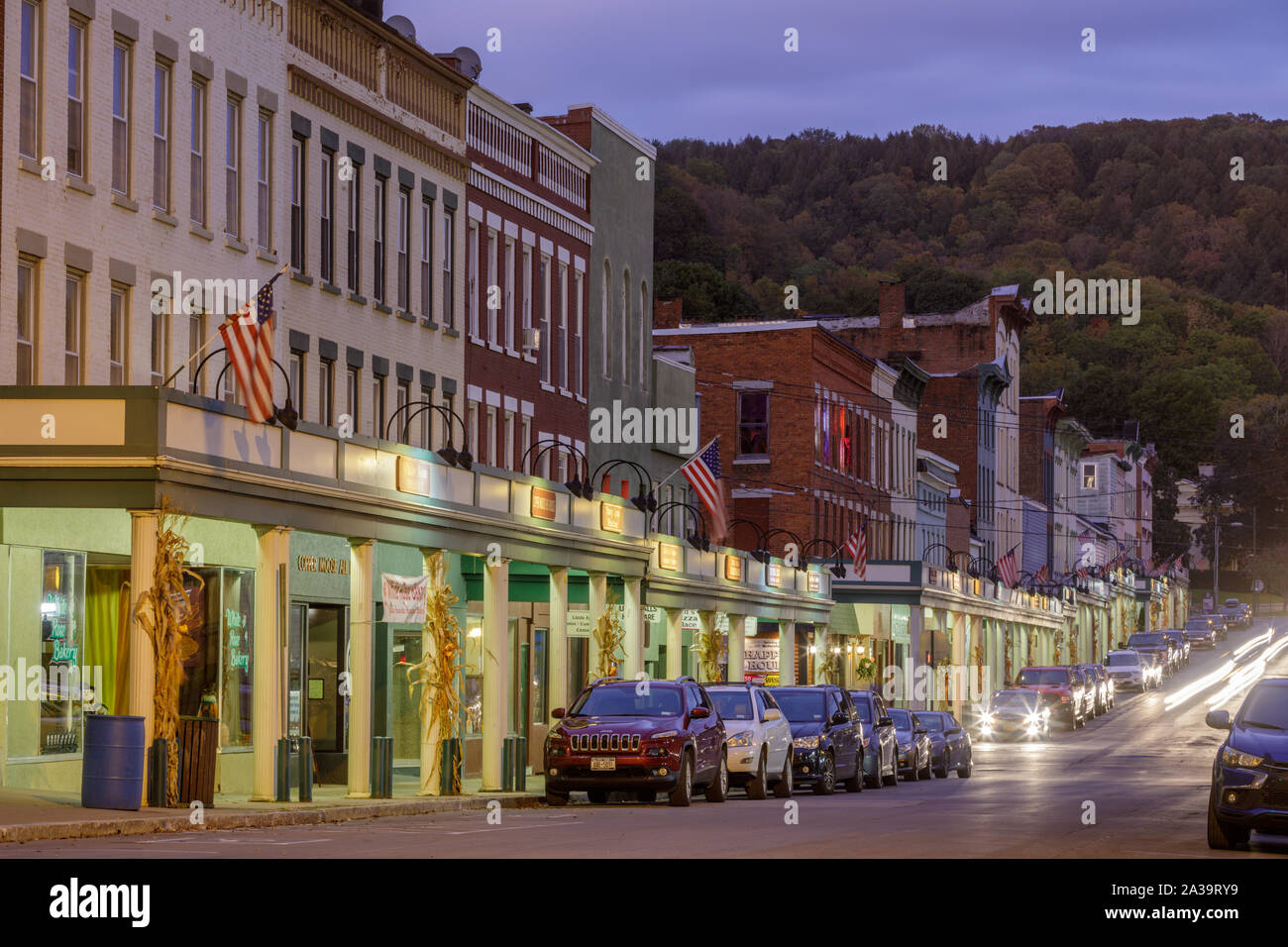 Città di Little Falls, Herkimer County, nello Stato di New York, Stati Uniti d'America: Strada Principale su un venerdì sera. Foto Stock Città di Little Falls, Herkimer County, nello Stato di New York, Stati Uniti d'America: Strada Principale su un venerdì sera. Foto Stock