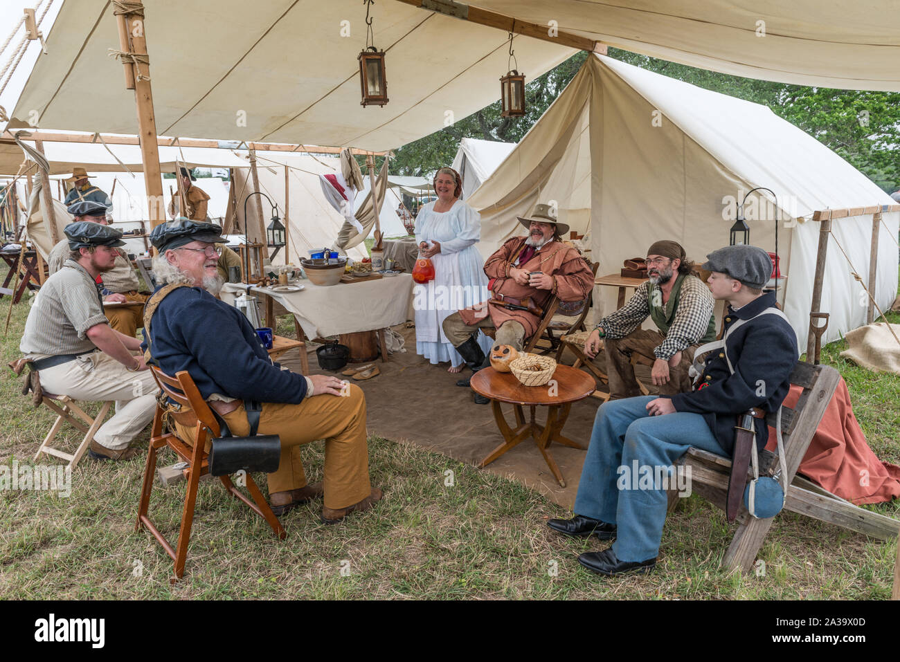 Scena dall'accampamento Texano presso la battaglia annuale di San Jacinto Festival e la battaglia rievocazione storica, un soggiorno- ripercorrendo la storia e la dimostrazione della storica battaglia di San Jacinto, La Porte, Texas Foto Stock